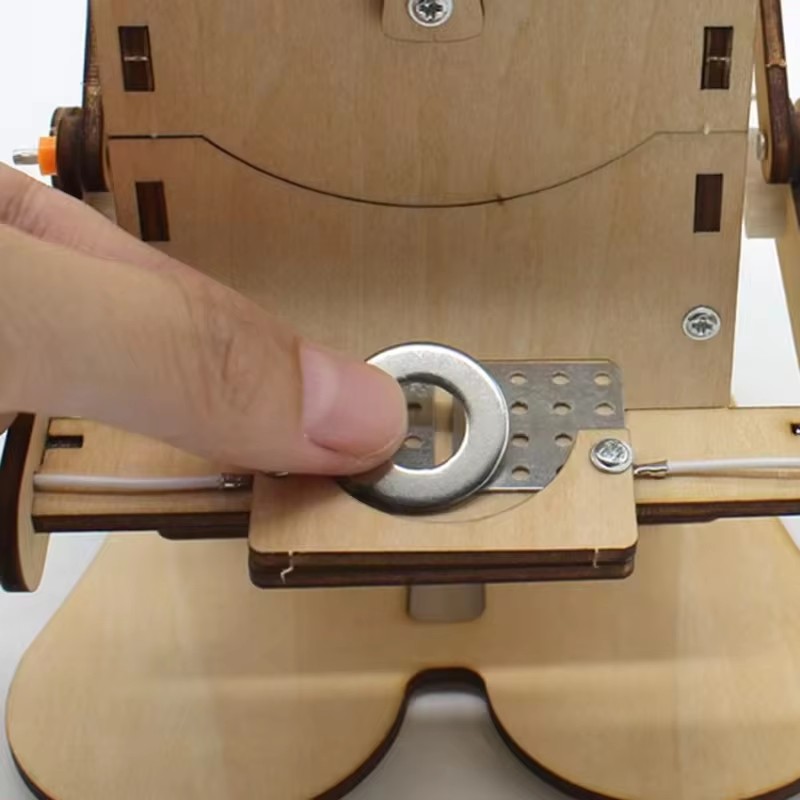 Coin Swallowing Eating Robot M - Science Experiment Kit recension och pris